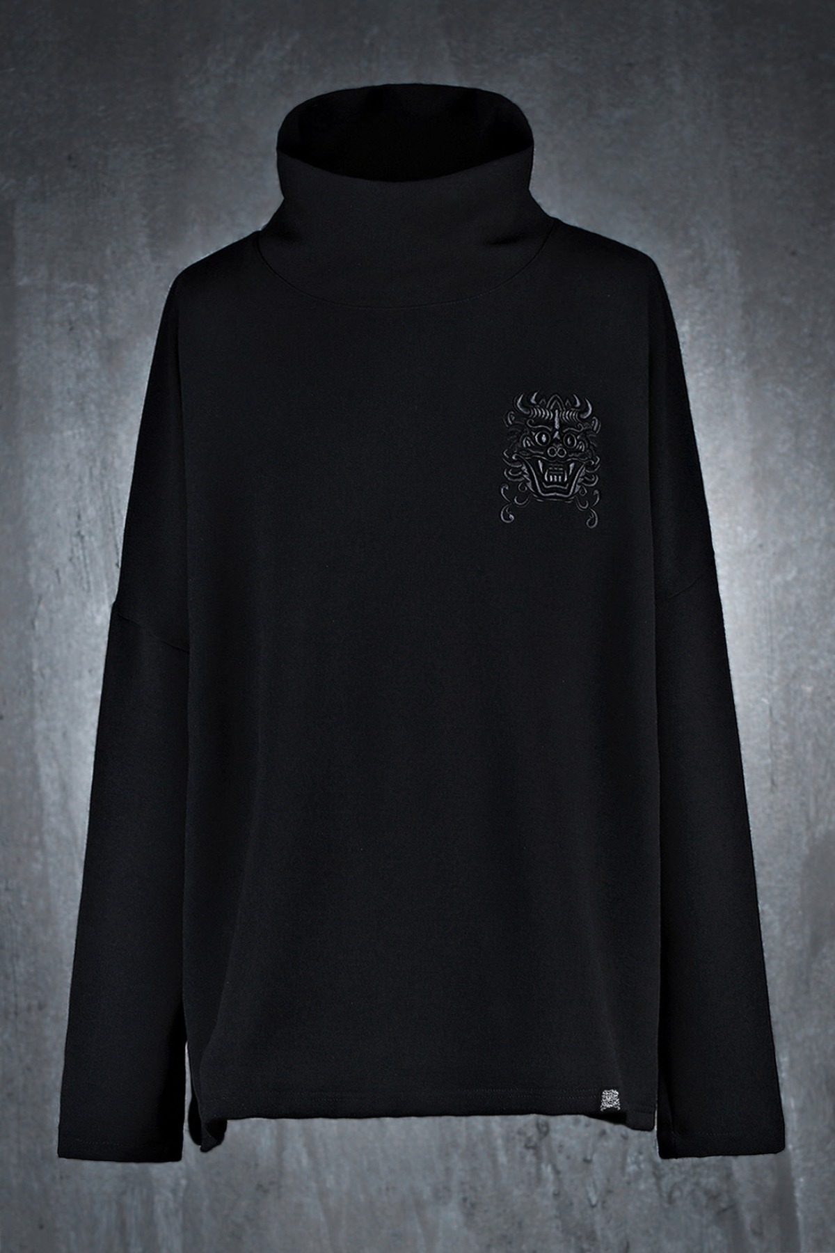 키르티무카 자수 루즈핏 터틀넥 티셔츠 블랙